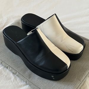 Lisa Says Gah Dakota Clog in White/Black Size 7